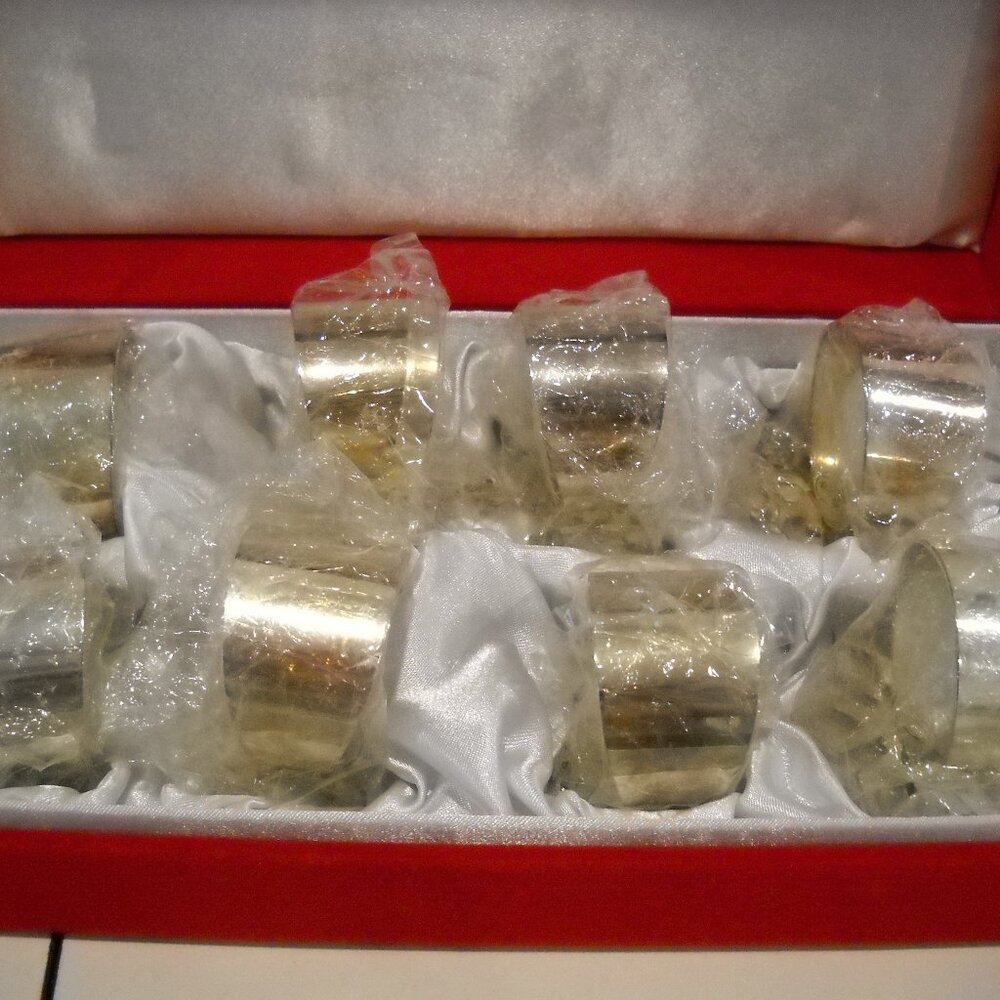 NEW / Set of 8 Silver Snowflake Napkin Rings with Red Velvet Box